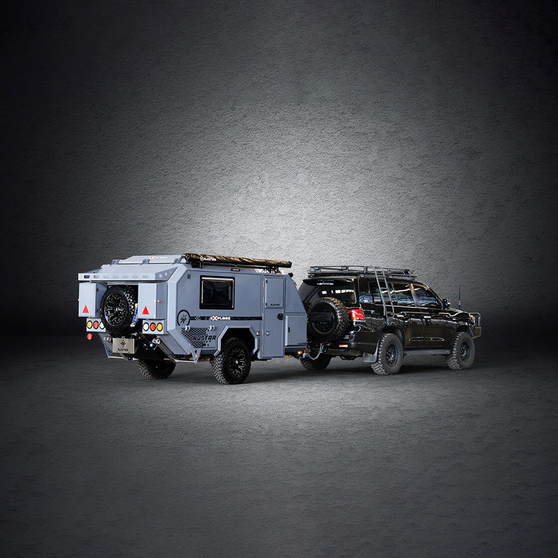 NJSTAR Explorer и внедорожник, вид сзади